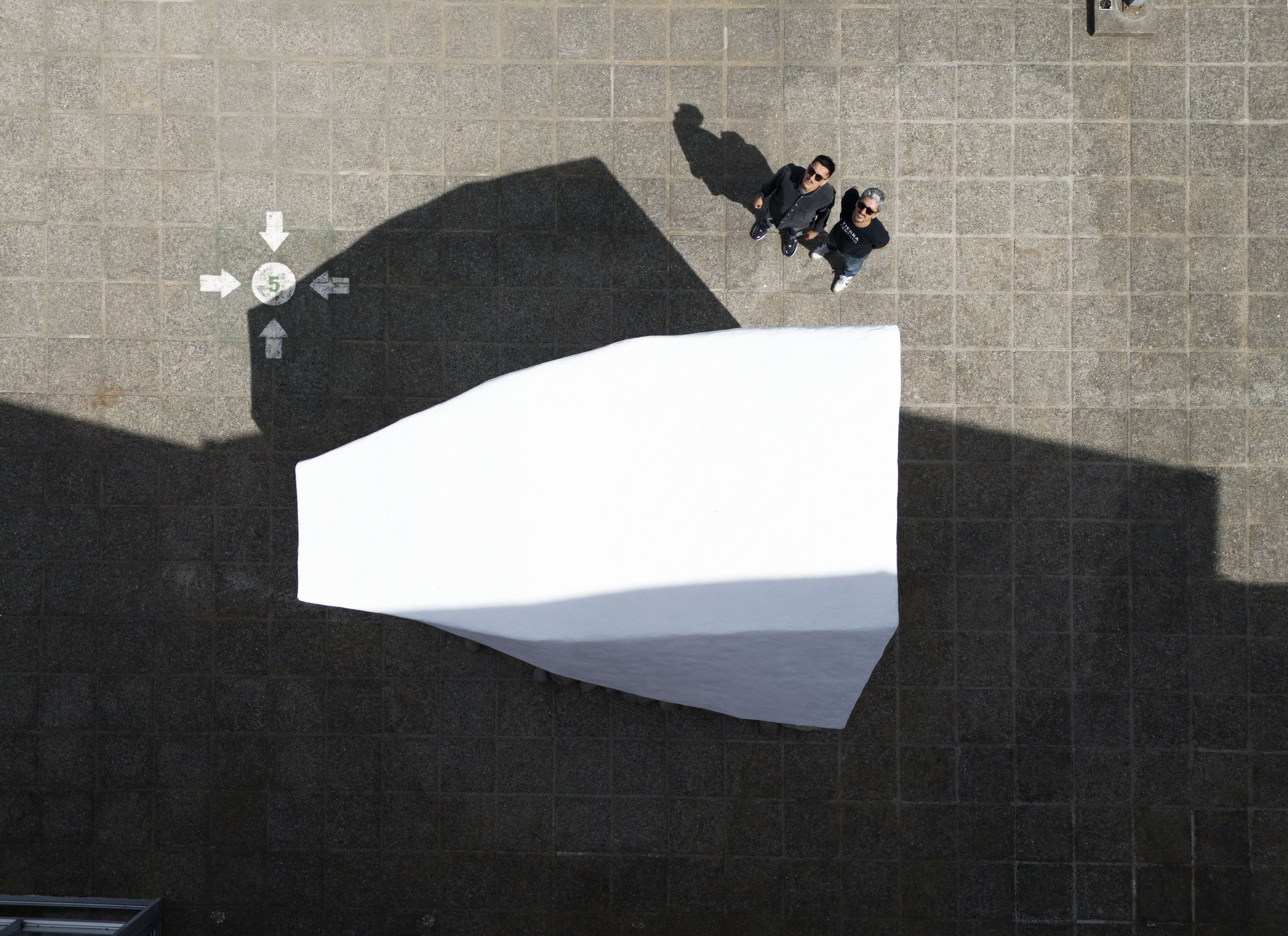 Capas y pigmentos: la nueva instalación del MADC “Pieles” fusiona arte, diseño y bioconstrucción.