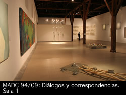 Vista de la Sala 1 de la exposición: MADC 94/09: Diálogos y correspondencias