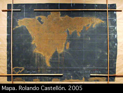 Obra Mapa de Rolando Castellón, 2005, en la exposición Horizontes Oblicuos en el MADC, Costa Rica.